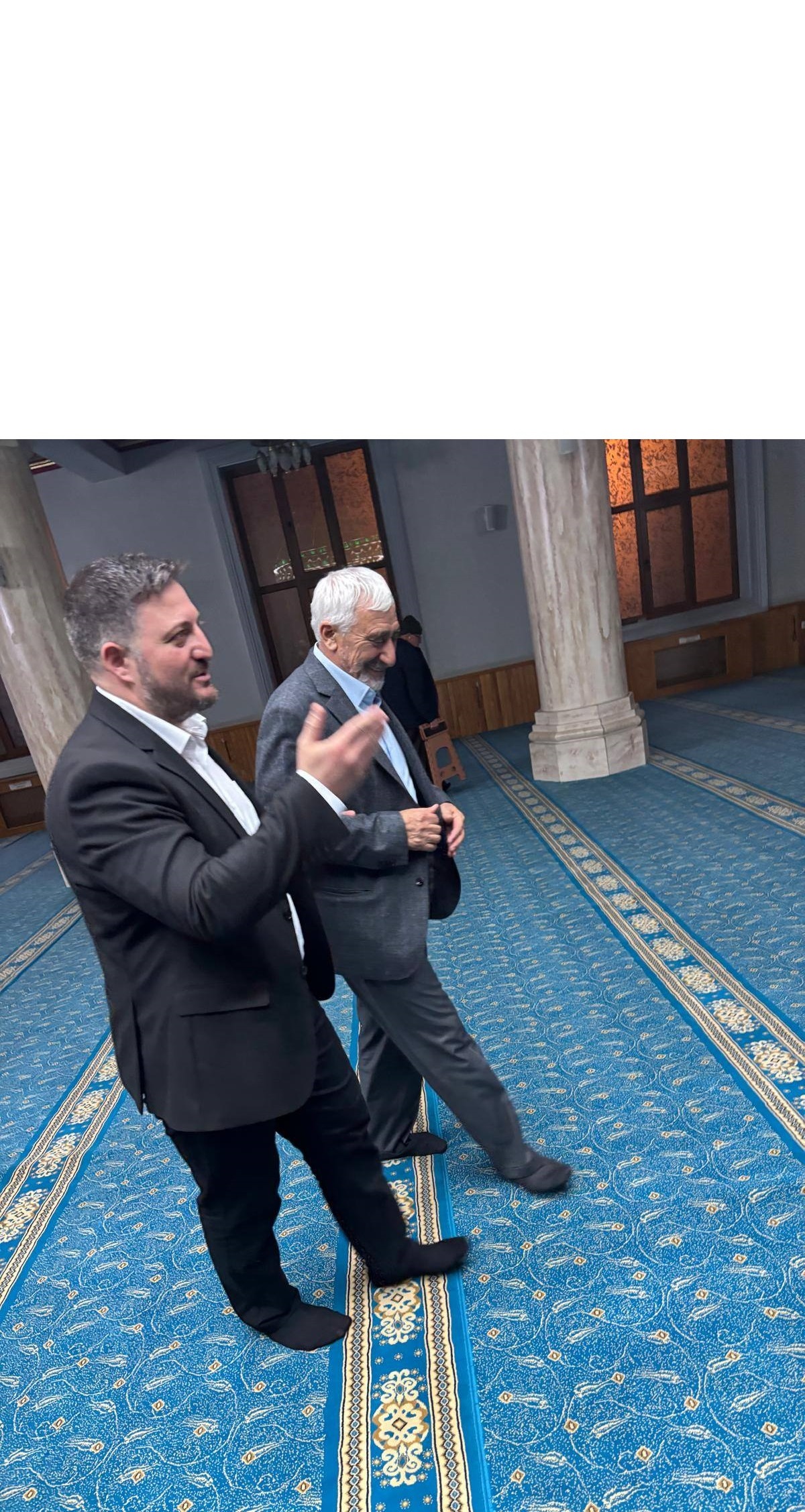 Teravih namazı sonrası cami cemaatimizle selamlaştık, hasbihal ettik.