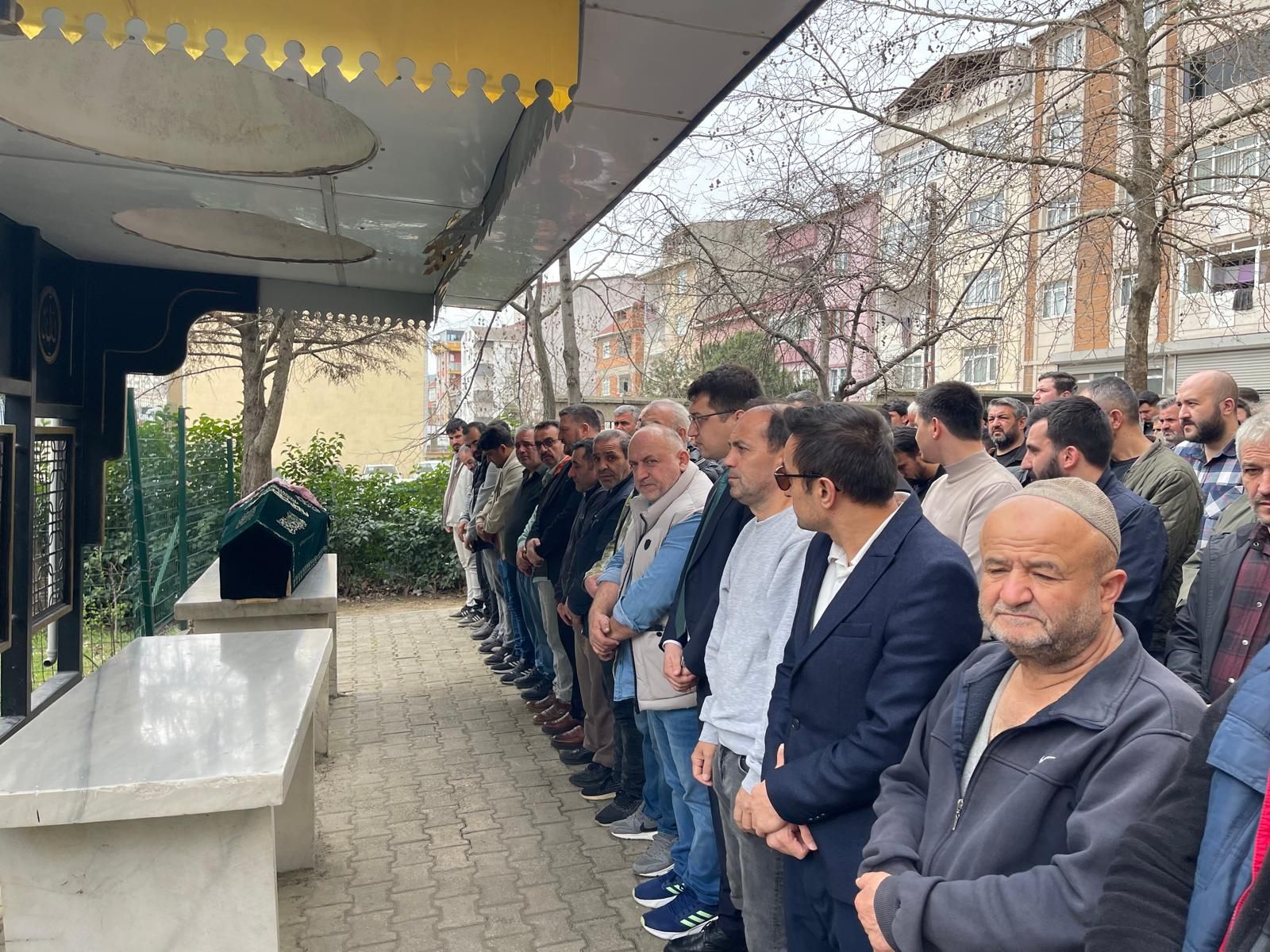 Komşularımızdan vefat eden Aynur Gümele'nin cenaze merasimine katıldık.